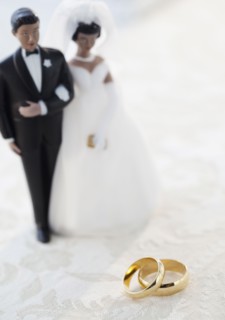 Wedding rings by bride and groom cake toppers. Photographe : Jamie Grill