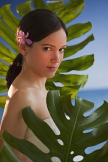Portrait of woman among tropical plants. Photographe : Daniel Grill