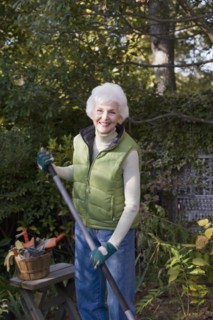 Portrait of senior woman gardening. Photographe : mark edward atkinson