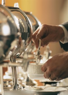 Man pouring tea from samovar. Photographe : Stewart Cohen