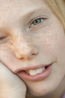 Close-up of smiling girl (10-12), portrait. Photographe : Sarah M. Golonka