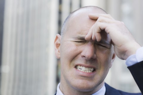 Frustrated businessman, outdoors, San Francisco, California, USA. Photographe : PT Images
