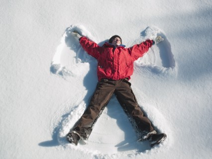 Woman making snow angel. Photographe : John Kelly