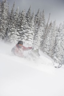Man driving snowmobile Aspen, Colorado, USA. Photographe : Shawn O'Connor