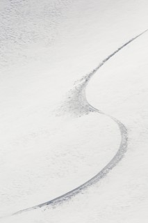 Ski tail in snow Aspen Snowmass, Aspen, Colorado, USA . Photographe : Shawn O'Connor