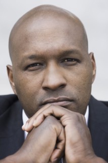 Studio portrait of businessman. Photographe : PT Images