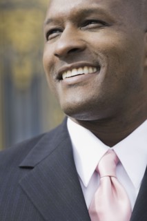 Businessman smiling, outdoors, San Francisco, California, USA. Photographe : PT Images
