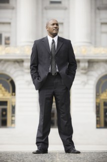 Businessman standing outside office building, San Francisco, California, USA. Photographe : PT