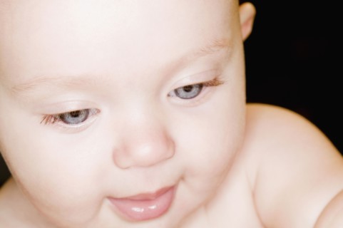 One baby looking down. Photographe : Shawn O'Connor