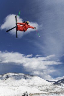 Skier jumping, Aspen, Colorado, USA . Photographe : Shawn O'Connor