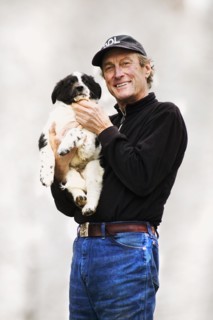 Man holding puppy. Photographe : Shawn O'Connor