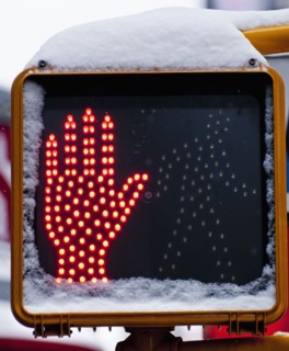 Close-up of traffic sign, New York City, New York, USA. Photographe : Daniel Grill