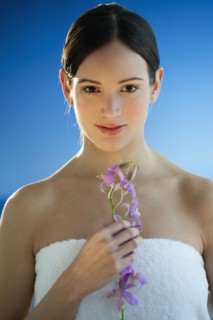 Portrait of woman holding exotic flowers. Photographe : Daniel Grill