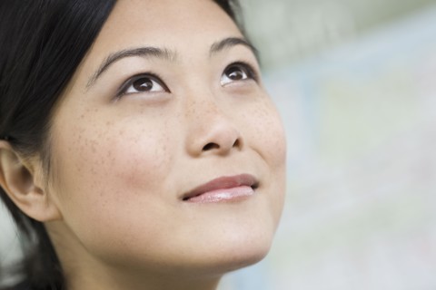 Close-up of pensive young woman. Photographe : PT Images