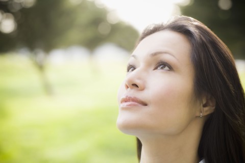 Pensive woman in park. Photographe : PT Images