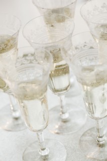 Glasses of champagne, elevated view, still life. Photographe : Jamie Grill