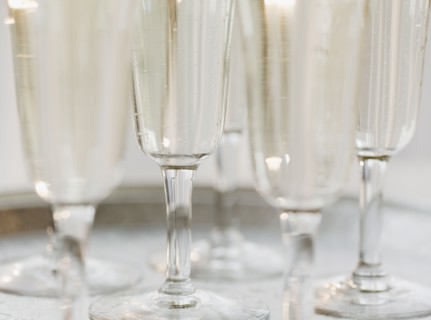 Glasses of champagne, close-up, still life. Photographe : Jamie Grill