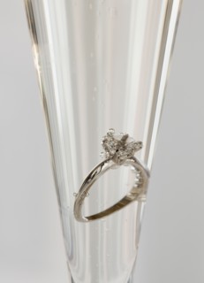 Engagement ring in champagne glass. Photographe : Jamie Grill