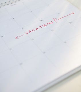 Close-up of vacation written on calendar. Photographe : Jamie Grill