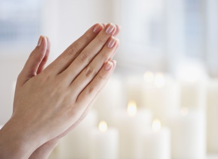Woman praying, close-up of hands. Photographe : Daniel Grill