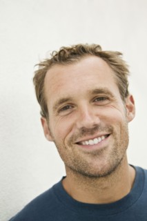Mid adult man smiling, portrait. Photographe : Sarah M. Golonka