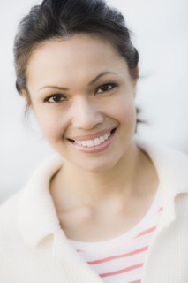 Portrait of woman smiling, outdoors. Photographe : PT Images