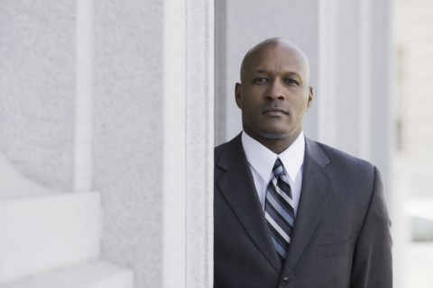 Portrait of businessman outdoors, San Francisco, California, USA. Photographe : PT Images