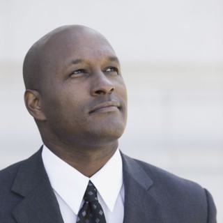 Pensive businessman, outdoors, San Francisco, California, USA. Photographe : PT Images