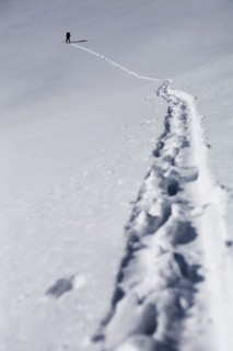 Person walking in snow up mountain, Aspen, Colorado, USA . Photographe : Shawn O'Connor