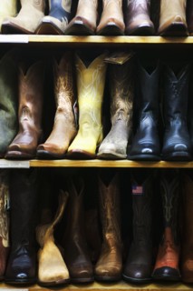 Boot in row on shelves in shop, Aspen, Colorado, USA . Photographe : Shawn O'Connor