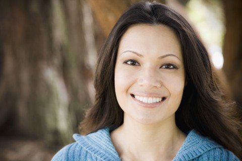 Portrait of woman in park. Photographe : PT Images
