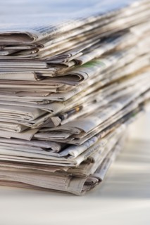 Pile of newspapers for recycling, studio shot. Photographe : Daniel Grill