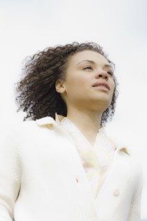 Young woman smiling, outdoors. Photographe : PT Images