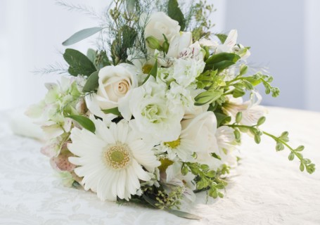 Bouquet of flowers, studio shot. Photographe : Jamie Grill