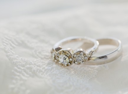 Two wedding rings on bed. Photographe : Jamie Grill