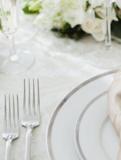 Wedding table setting, studio shot. Photographe : Jamie Grill