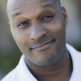 Portrait of man smiling, close-up. Photographe : PT Images