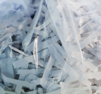 Shredded paper in plastic bag. Photographe : Jamie Grill