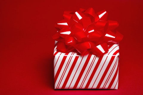 Red gift box. Photographe : Kristin Lee