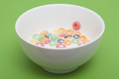 Bowl of colorful cereal rings. Photographe : Kristin Lee