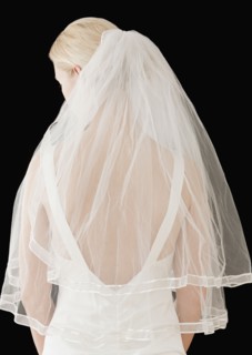 Bride wearing veil, rear view. Photographe : Jamie Grill