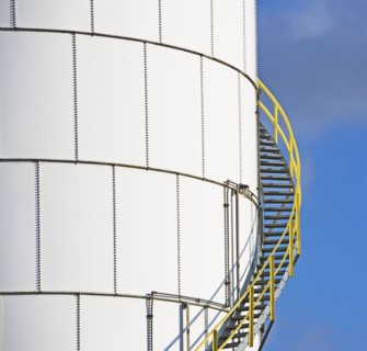 Steps on oil tank