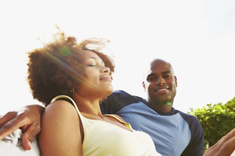 Couple relaxing outside. Photographer: momentimages