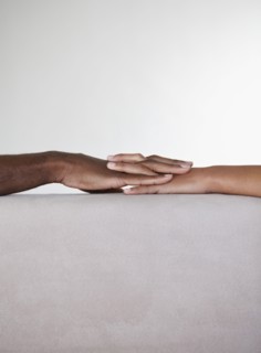 Holding hands. Photographer: momentimages