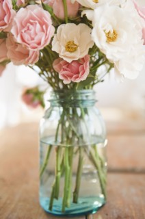 Jar of flowers. Photographe : Jamie Grill