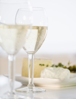 White wine and plate of cheese. Photographe : Jamie Grill