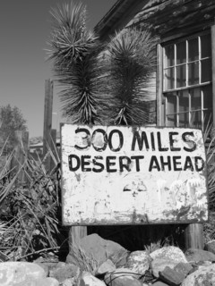 Road sign in the desert. Photographe : John Kelly