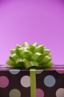 Green bow on a gift. Photographe : Mike Kemp