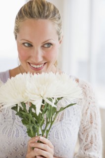 Woman holding a bouquet of white flowers.