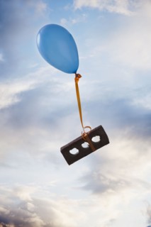 Balloon tied to a brick. Photographe : Mike Kemp